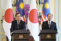 Thủ tướng Nhật Bản Shigeru Ishiba (trái) và người đồng cấp Malaysia Anwar Ibrahim trong cuộc họp báo chung ở Kuala Lumpur ngày 10/1/2025. (Ảnh: Kyodo/TTXVN)