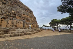 Lăng mộ được xây bằng các khối đá lớn gồm khối hình trụ đặt trên nền vuông. (Ảnh: Nguyễn An/TTXVN)