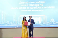 Phó Thủ tướng Chính phủ Lê Thành Long trao Quyết định bổ nhiệm Giám đốc Đại học Quốc gia Thành phố Hồ Chí Minh cho Giáo sư, Tiến sỹ Nguyễn Thị Thanh Mai. (Ảnh: Thu Hoài/TTXVN)