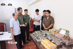 Cơ quan An ninh điều tra, Công an tỉnh Sơn La xét hỏi 2 đối tượng Hoàng Văn Duẩn và Hoàng Văn Duy (bên phải). (Ảnh: TTXVN phát)