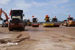 Thực hiện lu, lèn đường cất, hạ cánh số 2. (Ảnh: Sỹ Thắng/TTXVN)