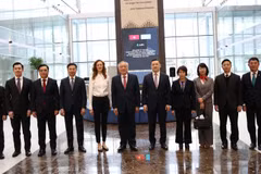 Phó Thủ tướng Thường trực Nguyễn Hoà Bình và đoàn công tác Chính phủ khảo sát Trung tâm tài chính quốc tế Astana. (Ảnh: Tâm Hằng/TTXVN)