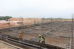 Nhà thầu thi công hạng mục bể nước phòng cháy chữa cháy tại Khu công nghiệp Song Mai-Nghĩa Trung, tỉnh Bắc Ninh. (Ảnh: Thanh Thương/TTXVN)