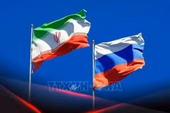 Quốc kỳ của Iran và quốc kỳ Nga. (Ảnh: IRNA/TTXVN)