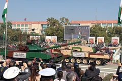 Ấn Độ phô diễn xe tăng T-90 tại lễ diễu hành. (Ảnh: Ngọc Thúy/TTXVN)