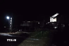 Lần đầu tiên ánh sáng điện lưới quốc gia thắp sáng thôn Tu Thôn. (Ảnh: TTXVN phát)