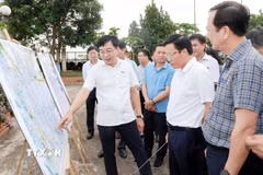 Đoàn công tác của Ủy ban Kinh tế và Tài chính của Quốc hội khảo sát thực tế Dự án đầu tư xây dựng đường Vành đai 5 - Vùng Thủ đô Hà Nội tại Hưng Yên. (Ảnh: Thế Duyệt/TTXVN)