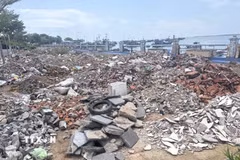 Do chưa được sửa chữa, kè Bạch Đằng bị đổ trộm xà bần, gạch đá gây mất mỹ quan đô thị, an toàn giao thông. (Ảnh: Tường Quân/TTXVN)