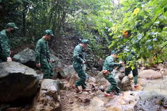 Cán bộ, chiến sỹ Đồn Biên phòng Cửa khẩu Quốc tế Cha Lo tuần tra kiểm soát, đẩy lùi tội phạm ma túy. (Ảnh: Tá Chuyên/TTXVN)