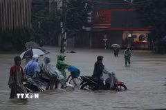 Nhiều tuyến đường chính của Huế bị ngập sâu do mưa lớn 
