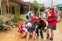 Lực lượng cứu hộ sơ tán người dân khỏi khu vực ngập lụt do bão Kalmaegi tại tỉnh Cebu, Philippines ngày 4/11/2025. (Ảnh: THX/TTXVN)