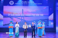 Đồng chí Nguyễn Thị Thanh, Uỷ viên Ban Chấp hành Trung ương Đảng, Phó Chủ tịch Quốc hội và Đồng chí Nguyễn Đức Hiển, Phó Trưởng Ban Ban Chính sách, Chiến lược Trung ương trao giải cho đơn vị đoạt giải. (Ảnh: Diệu Thúy/TTXVN.)