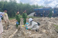 Cơ quan chức năng khám nghiệm hiện trường, thu mẫu phục vụ công tác điều tra.