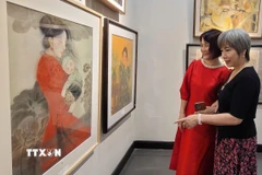 Các nữ họa sỹ tham gia triển lãm tranh. (Ảnh: Phương Thanh/TTXVN)