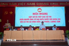 Các ứng cử viên đại biểu Quốc hội khóa XVI, đơn vị bầu cử số 3, tiếp xúc cử tri tại xã Vĩnh Viễn, thành phố Cần Thơ. (Ảnh: Duy Khương/TTXVN)