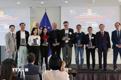 Các diễn giả tại hội thảo nhận quà lưu niệm từ Ban Tổ chức. (Ảnh: Hương Giang/TTXVN)