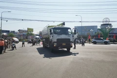 Hiện trường vụ tai nạn giữa xe bồn và xe máy trên đường ĐT.741, sáng 8/3 khiến một phụ nữ điều khiển xe máy tử vong. (Ảnh: Đậu Tất Thành /TTXVN)