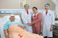 Niềm vui của bác sỹ và gia đình bệnh nhân sau ca phẫu thuật thành công. (Ảnh: TTXVN phát)