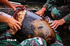 Phần nửa đầu quả bom có trọng lượng 2000 bảng Anh (gần 1 tấn) được trục vớt an toàn từ lòng sông Đà. (Ảnh: Trọng Đạt/TTXVN)