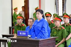 Bị cáo Nguyễn Thị Cẩm Hồng nghe tòa tuyên án. (Ảnh: Thanh Tân/TTXVN)