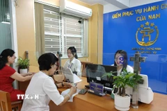 Trung tâm Phục vụ hành chính công phường Cửa Nam làm việc chuyên nghiệp, đồng bộ. (Ảnh: Nguyễn Cúc/TTXVN)