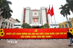 Pano chào mừng Đại hội đại biểu toàn quốc lần thứ XIV của Đảng trước trụ sở Ủy ban nhân dân thành phố Hà Nội. (Ảnh: Thanh Tùng/TTXVN)