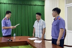 Cơ quan điều tra VKSND tối cao tống đạt quyết định tố tụng đối với bị can Lê Quốc Việt. (Ảnh: Cơ quan điều tra VKSND Tối cao)