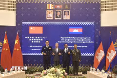 Bộ trưởng Quốc phòng Trung Quốc Đổng Quân, Bộ trưởng Ngoại giao Trung Quốc Vương Nghị, Phó Thủ tướng kiêm Bộ trưởng Ngoại giao và Hợp tác Quốc tế Campuchia Prak Sokhonn và Phó Thủ tướng kiêm Bộ trưởng Quốc phòng Campuchia Tea Seiha tại cuộc đối thoại chiến lược 2+2 ở Phnom Penh, Campuchia, ngày 22/4/2026. (Ảnh: THX/TTXVN)