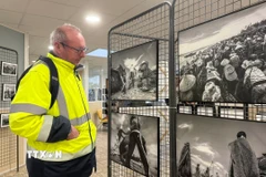 Khách tham quan triển lãm "Biển trong chúng ta" tại Tòa thị chính thành phố Chateaudun (Pháp). (Ảnh: Hữu Chiến/TTXVN)