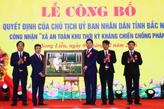 Bí thư Tỉnh ủy Bắc Ninh Nguyễn Hồng Thái (thứ 3, phải sang) tặng bức ảnh Bác Hồ cho Đảng bộ, chính quyền và Nhân dân phường Song Liễu. (Ảnh: Thanh Thương/TTXVN)