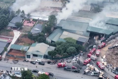 Một vụ cháy lớn xảy ra tại xưởng sản xuất ván ép rộng hàng nghìn mét vuông, nằm sát đường tỉnh 325B thuộc Công ty TNHH Hải Hoài trên địa bàn xã Xuân Lũng (xã Tiên Kiên cũ), tỉnh Phú Thọ. (Ảnh: Hoàng Hùng/TTXVN)