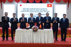 Chủ tịch UBND tỉnh Tây Ninh Lê Văn Hẳn và Thị trưởng thành phố Okayama, ông Masao Omori ký kết tuyên bố chung về hợp tác giữa UBND tỉnh Tây Ninh và chính quyền thành phố Okayama (Nhật Bản). (Ảnh: Bùi Giang/TTXVN)