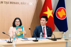 Tổng Lãnh sự Đoàn Phương Lan và ông Nguyễn Duy Anh, Hiệu trưởng học viện Nhật ngữ GAG, Nhật Bản, Ủy viên ủy ban trung ương MTTQ Việt Nam, Tổng thư kí mạng lưới giảng dạy tiếng Việt và văn hóa Việt Nam toàn cầu, tại buổi tọa đàm. (Ảnh: Đức Thắng/TTXVN)