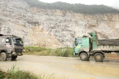 Khu mỏ tại đá vôi của Công ty Cổ phần Vissai Ninh Bình nằm gần với trục đường dẫn vào một khu mỏ khác. (Ảnh: Đức Phương/TTXVN)