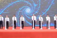 Các đại biểu ấn nút khởi động vận hành chính thức Cửa khẩu quốc tế Tà Lùng (Việt Nam) - Thủy Khẩu (Trung Quốc) . (Nguồn: Báo Cao Bằng)