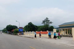 Người dân xã Hải Sơn phấn khởi khi được đầu tư đường giao thông, chợ khang trang... (Ảnh: Thanh Vân/TTXVN)