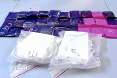 Tang vật thu giữ gồm 2 bánh heroin, 6.000 viên ma túy tổng hợp. (Ảnh: TTXVN phát)