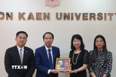 Phó giáo sư, Tiến sỹ Nguyễn Văn Tùng tặng sách "Bác Hồ ở Thái Lan" cho Trung tâm Nghiên cứu ASEAN, Đại học Khon Kaen, Thái Lan. (Ảnh: TTXVN phát)