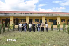 Các đối tượng trong đường dây tổ chức đánh bạc trực tuyến quy mô lớn bị khởi tố. (Ảnh: TTXVN phát)