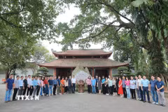Đoàn nhà báo TTXVN tại Khu di tích 27/7. (Ảnh: Lê Đông/TTXVN)
