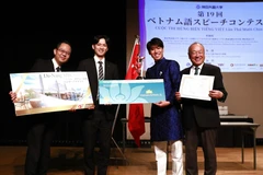 Ban tổ chức trao giải cho thí sinh giành giải Đặc biệt - giành chiến thắng chung cuộc. (Ảnh: Xuân Giao/TTXVN)