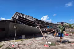 Người dân di dời vật dụng gia đình sau khi bị dông lốc gây sập nhà. (Ảnh: Chanh Đa/TTXVN)