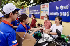 Sinh viên Trường Đại học Ngoại ngữ-Tin học TP Hồ Chí Minh hỗ trợ nước uống cho phụ huynh trong thời gian chờ thí sinh hoàn thành bài thi tại điểm thi Trường THPT Nguyễn Khuyến (phường Hòa Hưng). (Ảnh: Trung Tuyến/TTXVN)