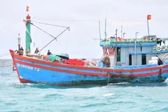 Lai dắt tàu cá vào âu tàu đảo Sơn Ca an toàn.