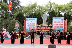 Câu lạc bộ hát then, đàn tính phường Đông Kinh, tỉnh Lạng Sơn tại Chương trình giao lưu. (Ảnh: Văn Đạt/TTXVN)