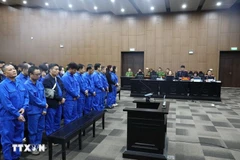 Các bị cáo nghe đại diện Viện kiểm sát đọc bản cáo trạng. (Ảnh: Quốc Lũy/TTXVN)