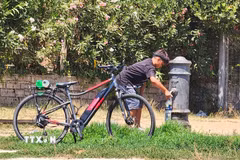 Trong bối cảnh nắng nóng gay gắt, những vòi nước công cộng tại thủ đô Rome là một nguồn giải nhiệt cốt yếu cho người dân địa phương và du khách. (Ảnh: TTXVN)