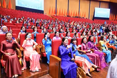 Các đại biểu biểu quyết tại Phiên thứ nhất của Đại hội đại biểu Phụ nữ toàn quốc lần thứ XIV. (Ảnh: Minh Đức/TTXVN)