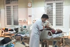 Hai chị em bị ngộ độc khí được Bệnh viện Đa khoa khu vực Bắc Quảng Trị cấp cứu. (Nguồn: Tuổi Trẻ)