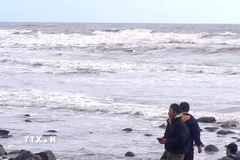 Thi thể ngư dân mất tích do chìm thuyền đánh cá được tìm thấy tại Mũi Si, xã Cửa Tùng. (Ảnh: TTXVN phát)